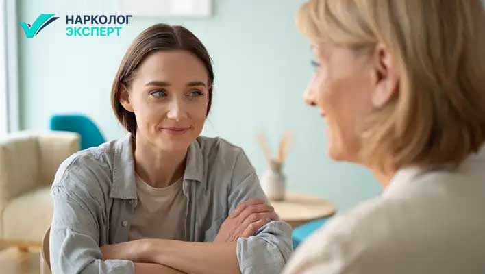 Девушка беседует с врачом